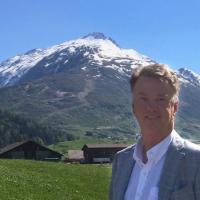 Louis van Gaal koopt appartement in het Zwitserse Andermatt.